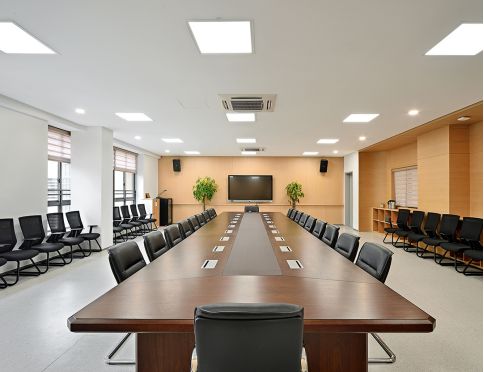 專業(yè)會(huì)議空間解決方案 武漢紅鑫家俱——定制大會(huì)議桌與會(huì)議服務(wù)專家